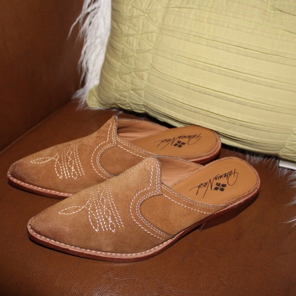 SOLD Patricia Nash Batista Boots in Tan - Picture 3 of 5